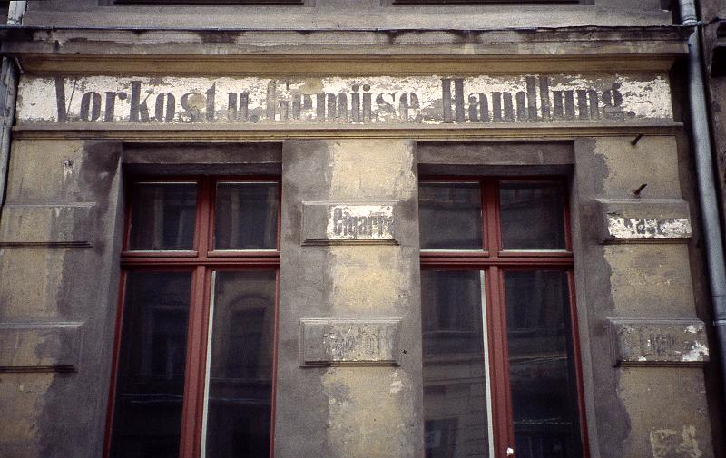 Görlitz, Brautwiesenstr. 5, 14.12.1996.jpg - Vorkost u. Gemüse-Handlung / Cigarren / Käse - Eier